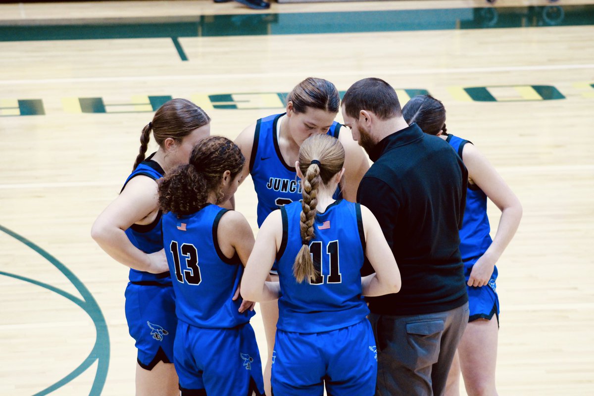A few shots from tonight’s game 💙🖤