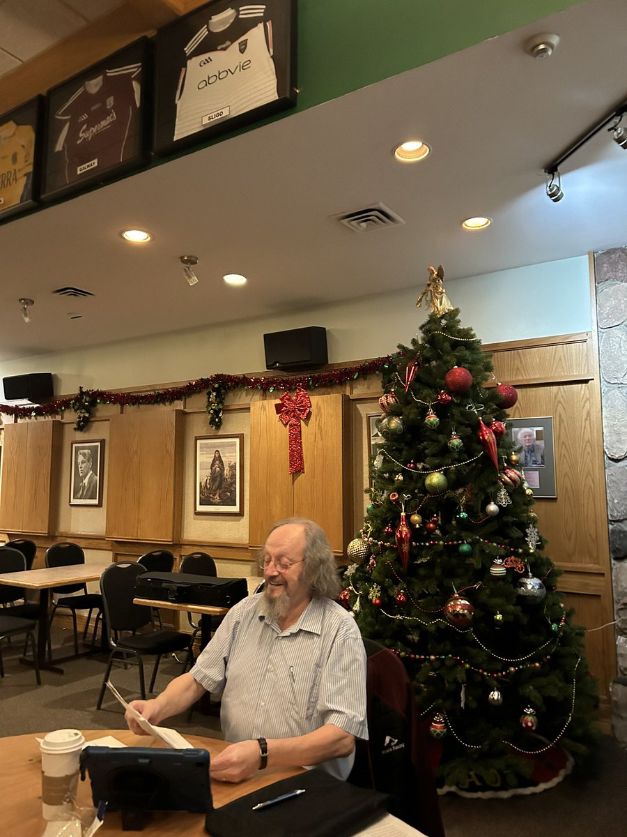 Ceol agus filíocht ag rang deireanach na bliana anseo san Irish Sports &amp; Social Society in Edmonton 

#TrasnaNadTonnta #Ceanada