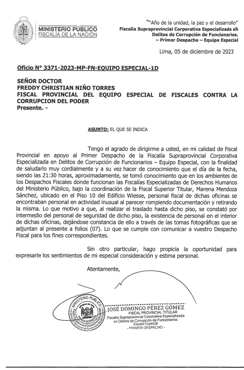 rcruza's tweet photo. Documento del fiscal José Domingo Perez en el que advierte al fiscal Freddy Niño (que lleva el caso contra los asesores de Patricia Benavides) que personal fiscal en actividad poco usual estaría "rompiendo documentación" en las fiscalías de DDHH a cargo de Marena Mendoza. https://t.co/BxLL8WKMQX