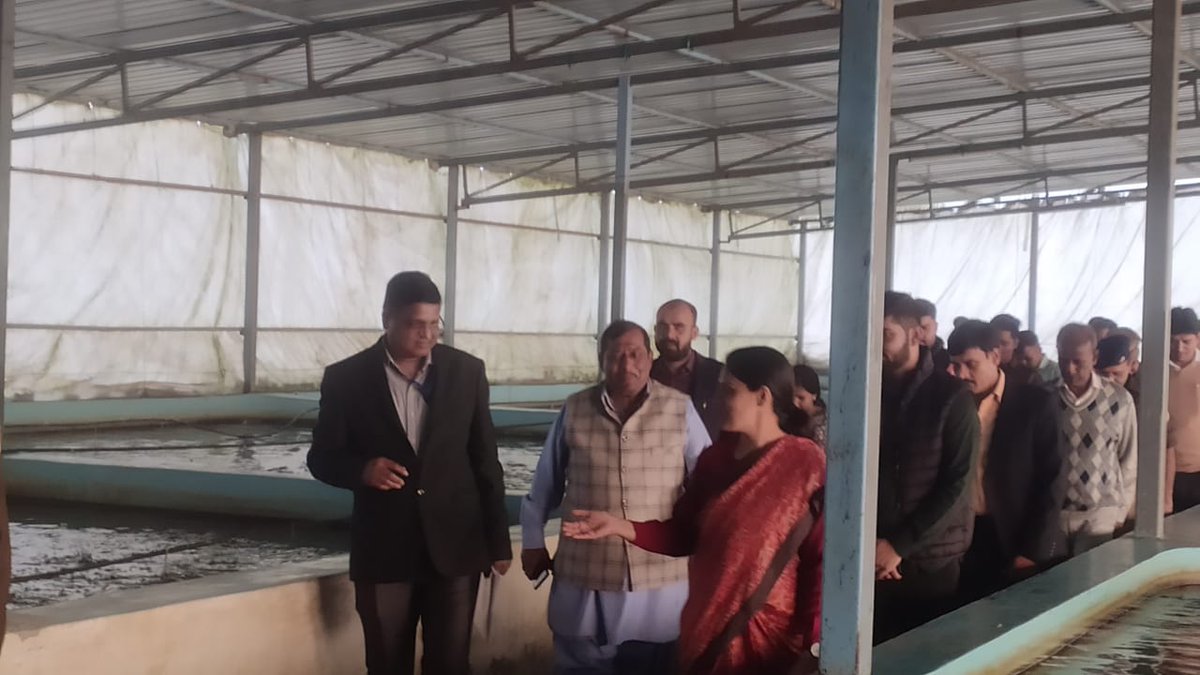har2975's tweet photo. Commissioner Lucknow, DM Hardoi, SP Hardoi and District officers visited Fish Farm, Hatchery, RAS and Feed mill of Hardoi.#PMMSY
@FDepar2 @nfdbindia @FisheriesGoI https://t.co/558m9COqVV