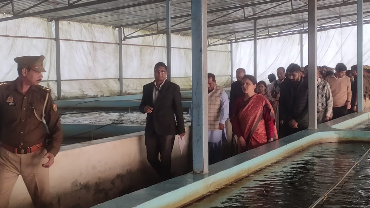 Commissioner Lucknow, DM Hardoi, SP Hardoi and District officers visited Fish Farm, Hatchery, RAS and Feed mill of Hardoi.#PMMSY
<a href="/FDepar2/">Fisheries Department, U.P.</a> @nfdbindia <a href="/FisheriesGoI/">Department of Fisheries, Min of FAH&D</a>