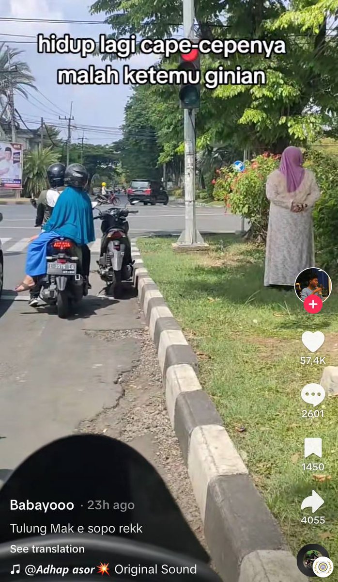 airlanggafess's tweet image. rek, sopo seng relate sm ibunya kalo di perempatan uner c rasanya mau neduh dulu😭😭😭😭