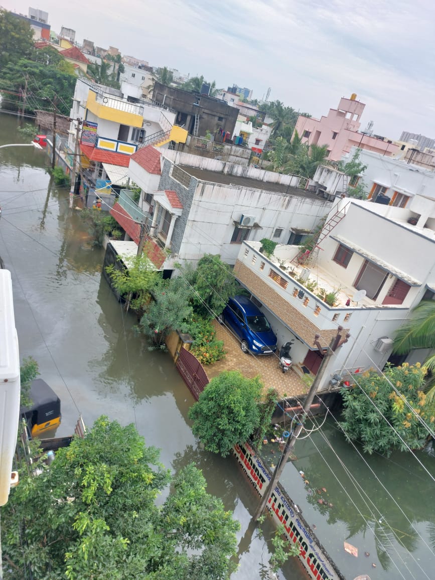 vignzkan's tweet photo. This is the current situation in Kuberan nagar 8th Street, Madipakkam. Picture taken from Gokulam flats. The entire surrounding area is flooded like this and if you get down on street, water is on the hip level. No current also. Please help @chennaicorp @TRBRajaa @pudugaiabdulla https://t.co/HPQx25m5AG