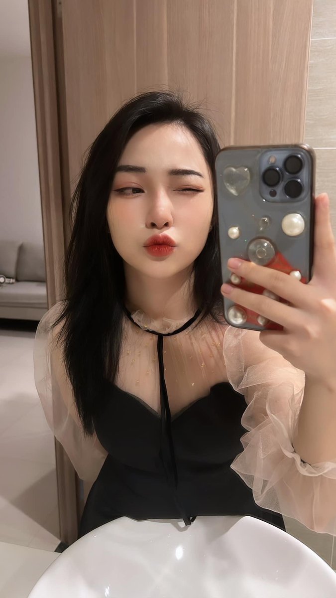 EmanuelGer63160's tweet photo. Noel em vẫn 1 mình nếu anh cũng vậy thì mình chunh đôi 🥰 https://t.co/1zAqo7PbB5