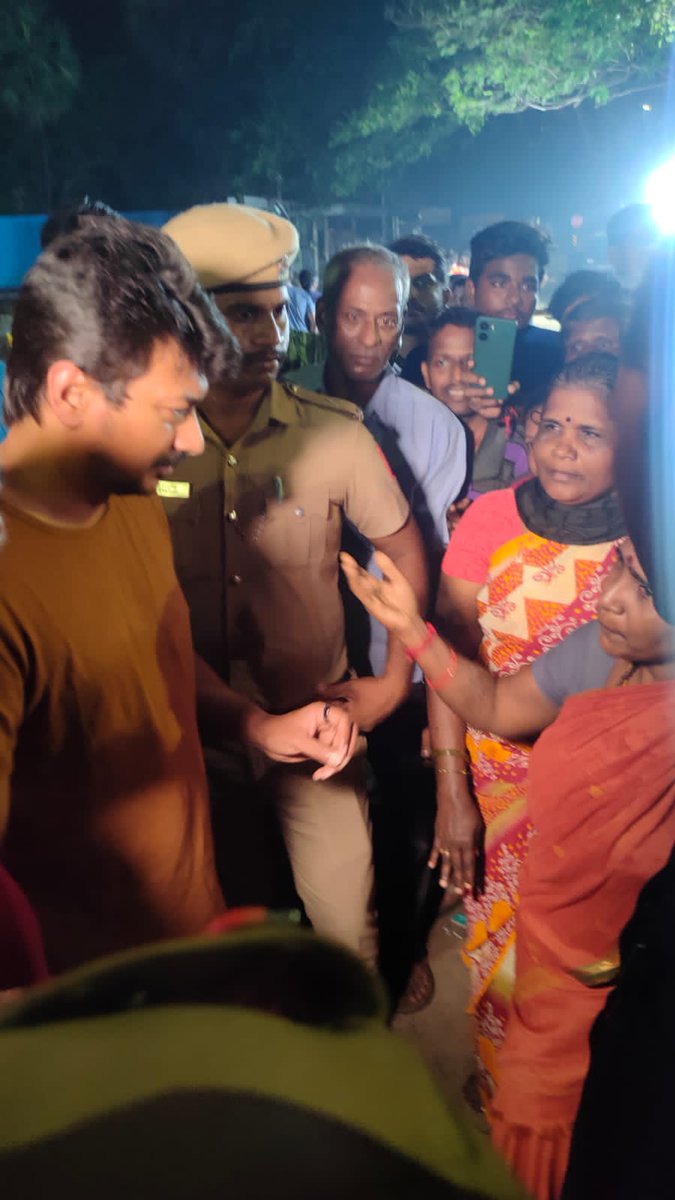 Udhaystalin's tweet photo. சென்னை வேளச்சேரி ஐந்து பர்லாங் சாலை அருகே தனியார் கட்டுமானத்துக்காக ஏற்படுத்தப்பட்ட பள்ளத்தில், கனமழையால் வெள்ள நீர் சூழ்ந்தது. அந்தப் பள்ளத்தில் ஓரிருவர் சிக்கியதாக கூறப்படும் நிலையில், அவர்களை மீட்கும் பணி நள்ளிரவிலும் தொடர்ந்து நடைபெற்றுக் கொண்டிருக்கிறது.  அந்தப்பணிகளை நள்ளிரவில் நேரில் ஆய்வு செய்தோம்.

நெடுஞ்சாலைத்துறை மற்றும் சென்னை மாநகராட்சியின் ராட்சச மோட்டார்கள் மற்றும் நெய்வேலி பழுப்பு நிலக்கரி நிறுவனத்தின் 6 நீர் மூழ்கி மோட்டார்கள் மூலம் தொடர்ந்து நீரை வெளியேற்றும் பணிகள் நடைபெற்றன. மீட்பு பணியின் நிலவரம் குறித்து அதிகாரிகளிடம் கேட்டறிந்து, அவற்றை துரிதப்படுத்திடுமாறு கேட்டுக் கொண்டோம். @Subramanian_ma