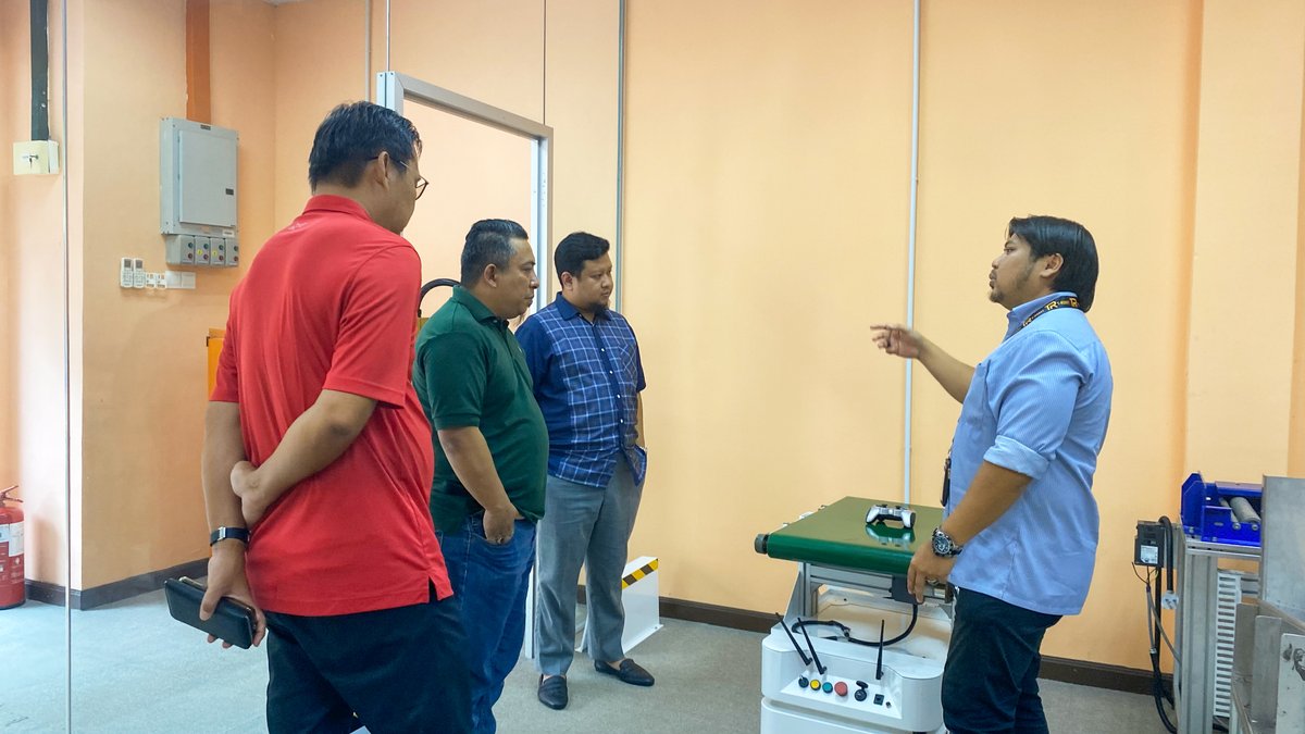 tr_trobot's tweet photo. T-Robot was pleased to host Datuk Putra Iszarin, CEO of BOSS EV, and Ts. Didi Hendra Shah, President of MIFA, at our Robotic Center to explore collaborations on Electric Vehicle (EV) infrastructure. Thanks to them for choosing to explore exciting possibilities with T-Robot! 🙌🚀 https://t.co/pRJVt2UiMF