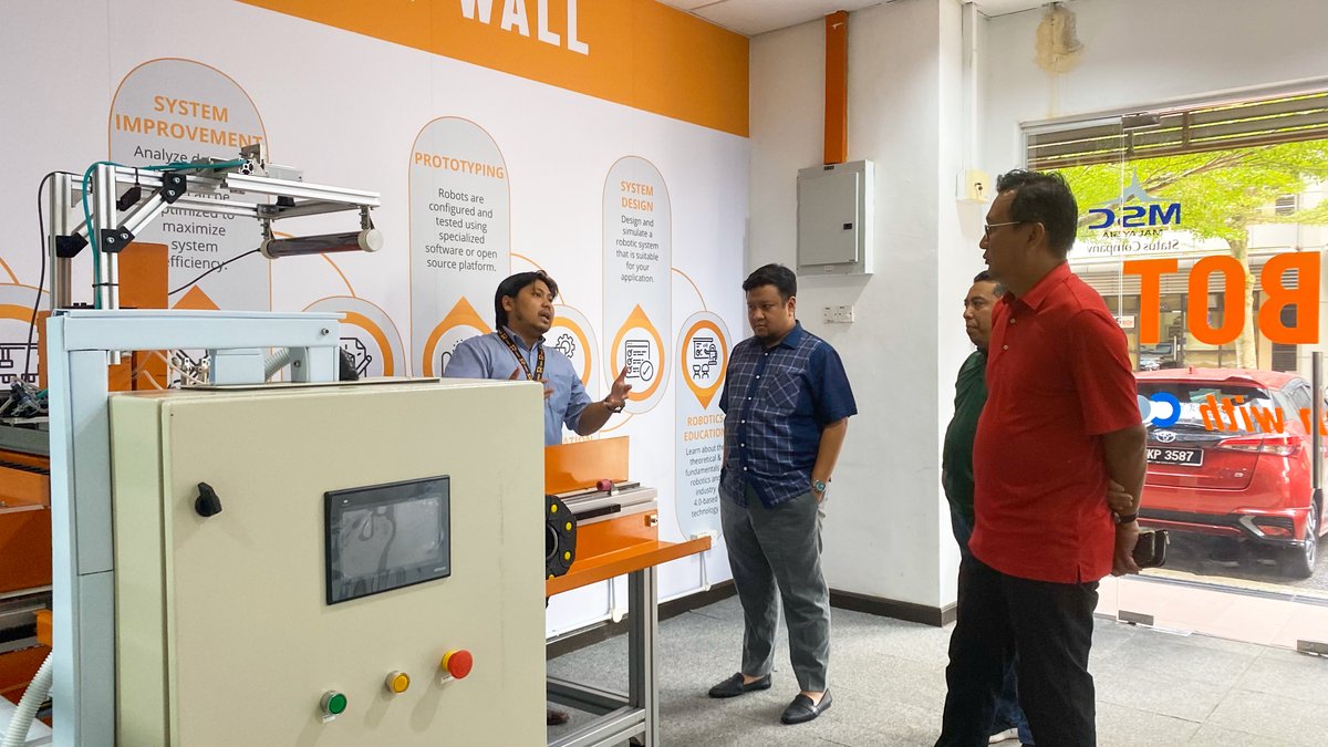 tr_trobot's tweet photo. T-Robot was pleased to host Datuk Putra Iszarin, CEO of BOSS EV, and Ts. Didi Hendra Shah, President of MIFA, at our Robotic Center to explore collaborations on Electric Vehicle (EV) infrastructure. Thanks to them for choosing to explore exciting possibilities with T-Robot! 🙌🚀 https://t.co/pRJVt2UiMF