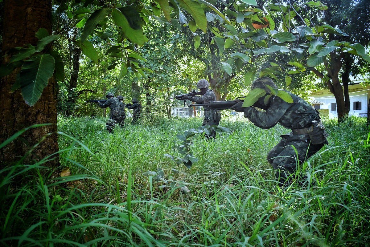 23regiment's tweet photo. หน้าดำ แต่ไม่ใจดำ น้องคนเล็กฝึกการพรางในเวลากลางคืน

หน่วยฝึกทหารใหม่ กรมทหารราบที่ 23 ฝึกการพรางในเวลากลางคืน ให้กับน้องทหารใหม่ ผลัดที่ 2/66 เพื่อพรางตัวขณะทำการรบในเวลากลางคืน ซึ่งอาจจะดูเลอะบ้าง เปื้อนบ้าง แต่นี่คือการเอาตัวรอดในสนามรบ https://t.co/Z9Hs7iwHYI