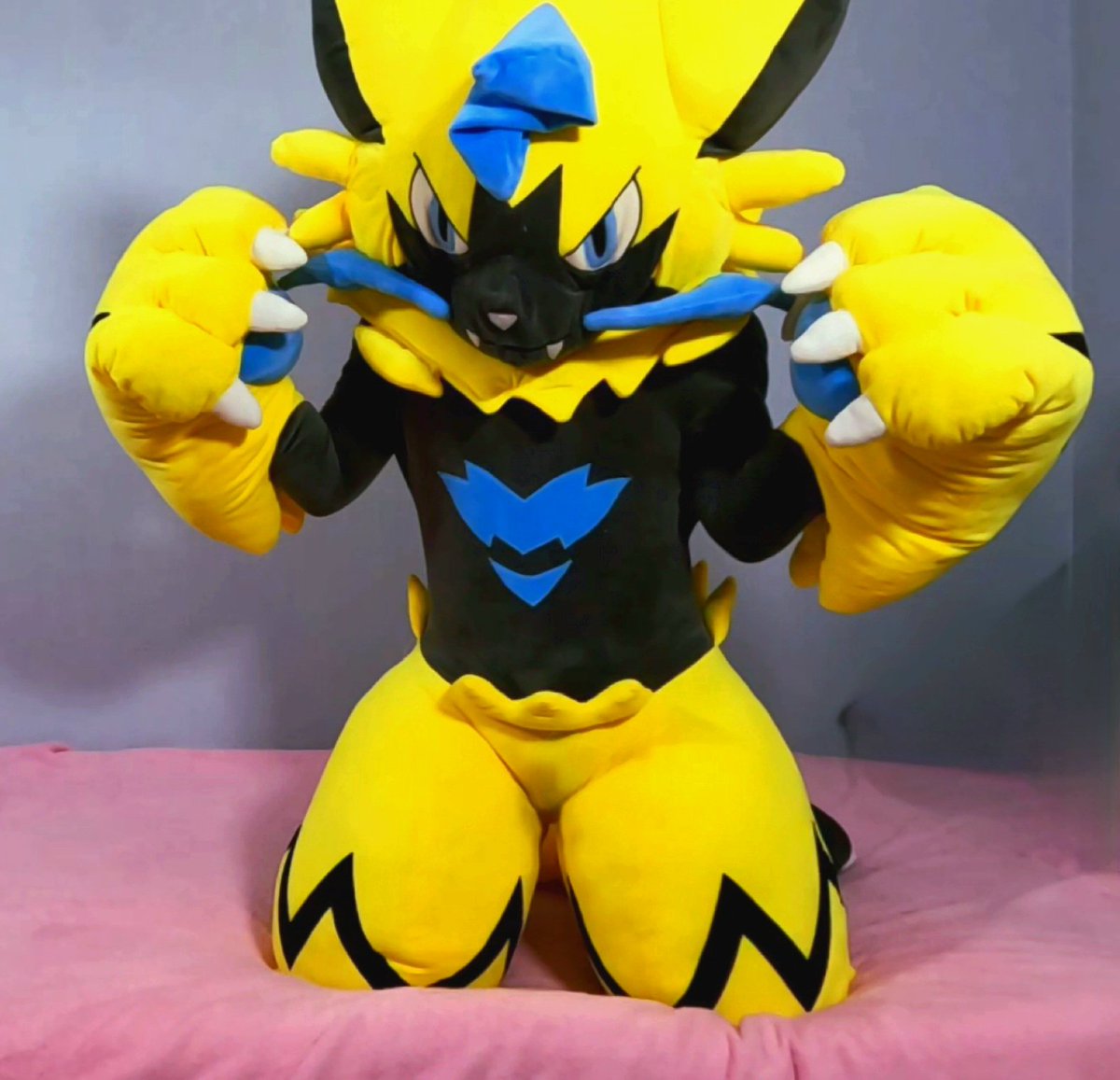 Naomi_Sutsu's tweet image. He&apos;s really comfortable to wear ! ❤️⚡(⁠ ⁠ꈍ⁠ᴗ⁠ꈍ⁠)
i wish i could sleep in it ❤️

#Pokesuit #Plushsuit #Zeraora