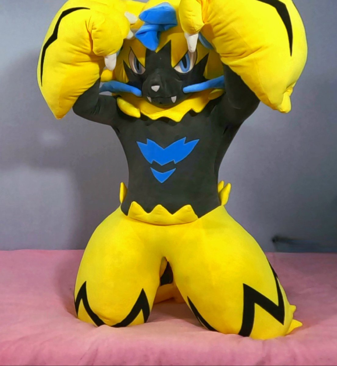 Naomi_Sutsu's tweet image. He&apos;s really comfortable to wear ! ❤️⚡(⁠ ⁠ꈍ⁠ᴗ⁠ꈍ⁠)
i wish i could sleep in it ❤️

#Pokesuit #Plushsuit #Zeraora