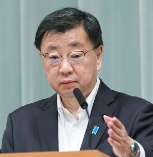 kWUZVpYwWhlRFlF's tweet photo. 「政府の立場としてコメントは差し控える」「適切に対応する」
こいつらなんか勘違いしてるよね？？政府の立場にいるか���こそ、説明責任を果たすべきでしょーが！！特権階級じゃないんだよ？あんたらただのサービス業なんだから、有権者に隠し事したらダメ。増して今回は犯罪の当事者、容疑者じゃん🤔 https://t.co/ELpZRxswh8