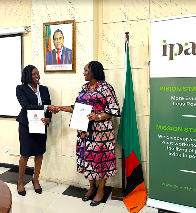 poverty_action's tweet photo. IPA Zambia signed an #MoU with the Ministry of
Community Development and Social Services @MCDSS_ZAMBIA to facilitate capacity building in research and impact evaluation of #SocialProtection programs and build an #EmbeddedEvidenceLab. https://t.co/jkJqPXVyIV