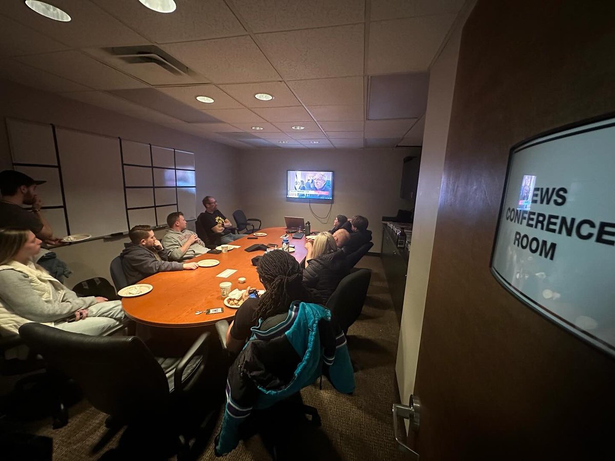 Fox45Photogs's tweet photo. It was a pleasure to have the great @DarrenDurlach in our newsroom again at our latest critique session! Darren brought powerful, compelling stories to the @FOXBaltimore airwaves during his time as a WBFF photojournalist. Thanks for stopping by, Darren! @Earlylightbalt https://t.co/tHs00laMHe