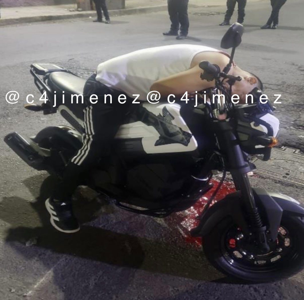 LA MOTO en IG / LA MOTO en C4
Es la moto en la q andaban Estefany y su papá Ángel Mendoza.
El domingo andaban robando en la peligrosa @Alc_Iztapalapa
Agentes de @SSC_CDMX los descubrieron.
A ella la detuvieron.
Así se lucia en su moto
Y así acabó su papá: muerto en esa moto.