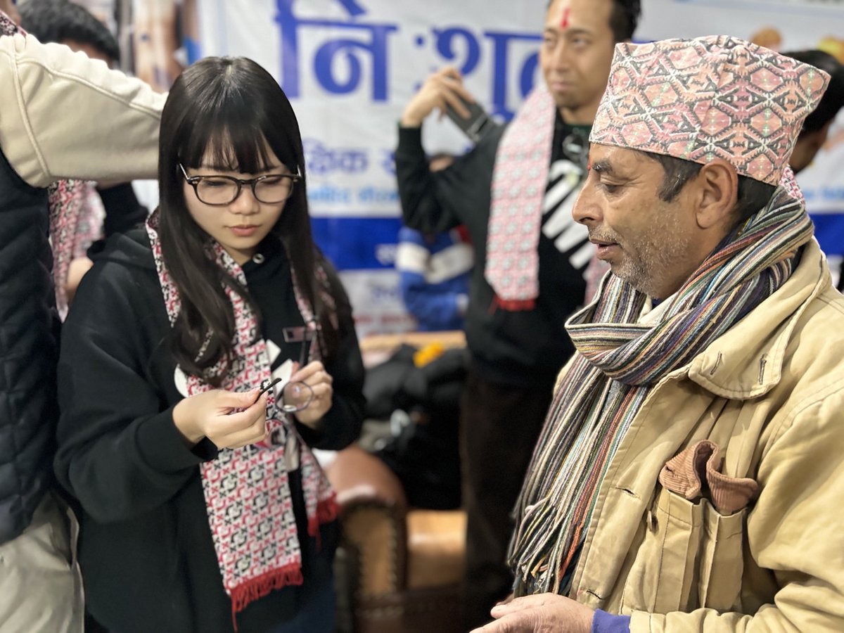owndays_PR's tweet photo. 昨日ネパールのGalkot、Baglungという地域で、Eye Campが開催されました👓🎁
山奥の地域で医療へのアクセスが乏しく、【見えない】状態で暮らす方がたくさんいらっしゃいました。OWNDAYSからのメガネのクリスマスプレゼントをとても喜んでくださり【見える大切さ】を改めて実感する1日となりました☺️ https://t.co/PF64GD0f48