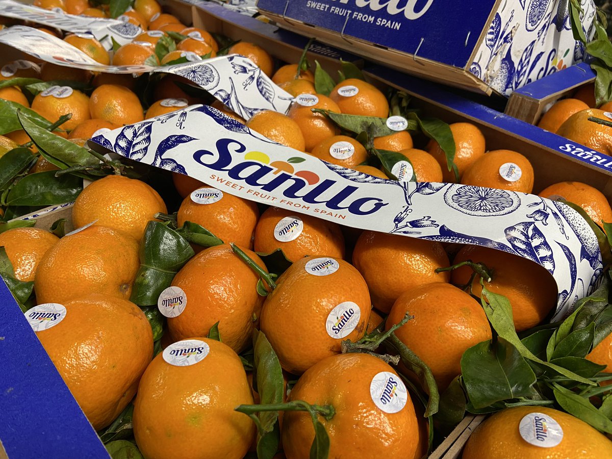 HGWalker1's tweet image. Some of the colours and flavours of Christmas! Stunning leafy clementines, satsumas,  chestnuts and pomegranates #christmas #christmasfood #fruit #fresh #healthy #citrus #pomegranate #seasonal #winter #winterfruit #vegan #chefstable