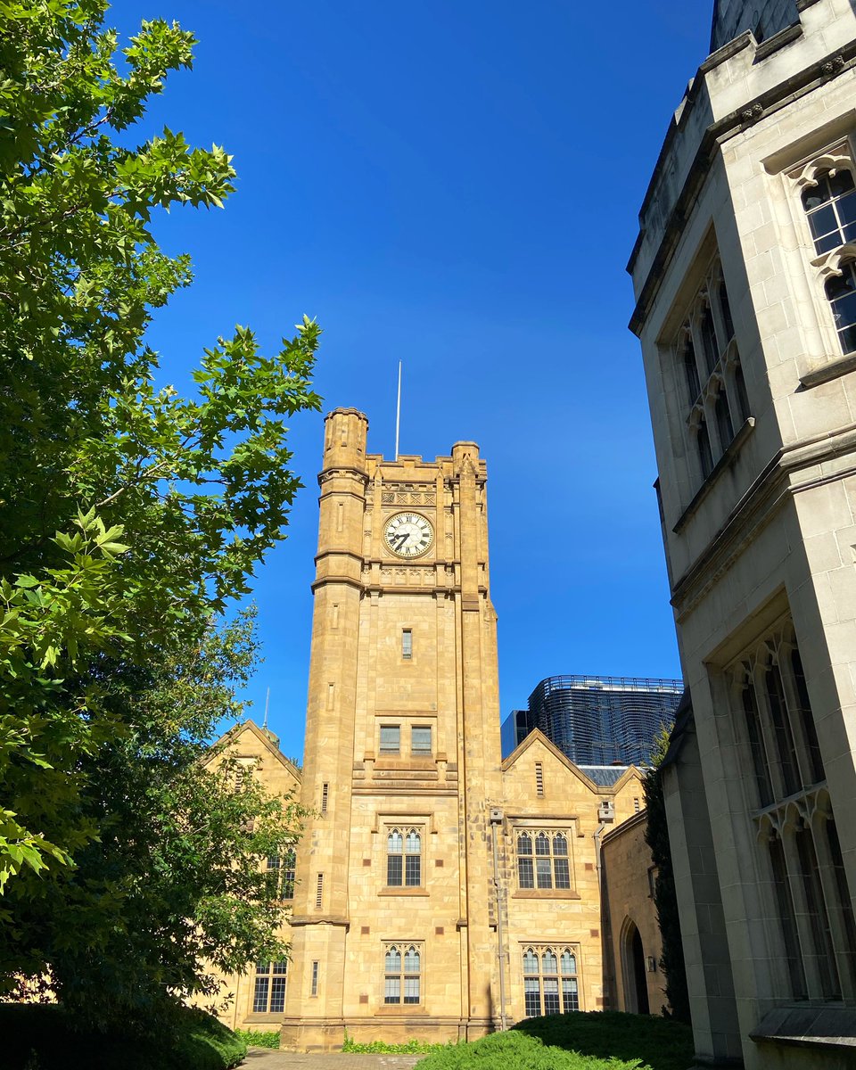 Hello from sunny Melbourne 👋🏼😎
Old Arts Clock Tower terlihat megah dibawah langit biru 💙

#summerinMelbourne #UniMelb