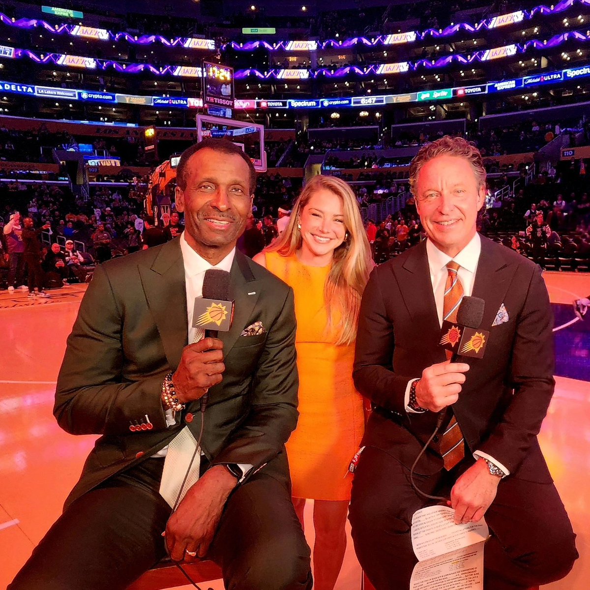 kray1voice's tweet photo. #IST #KORound #PHXVsLAL @suns @DevinBook @KDTrey5 Our #EmmyAwardWinning crew has it covered! Director @badlhoch Producer @sunstv_dave #GraphicsQueen Brianna Jonellis @eddean67 #Replaymachine along with @jumpshot8 @amanda_pflugrad on @arizonasfamily #VegasBaby #cominginhot🔥 https://t.co/GaFOSNRU8g