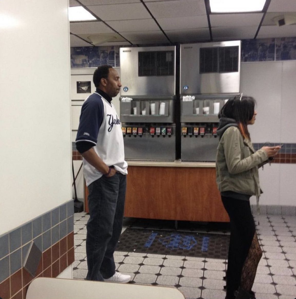 deepyy_'s tweet photo. Things go south and Darvin Ham just stand there like this https://t.co/BZwSy9TzE7