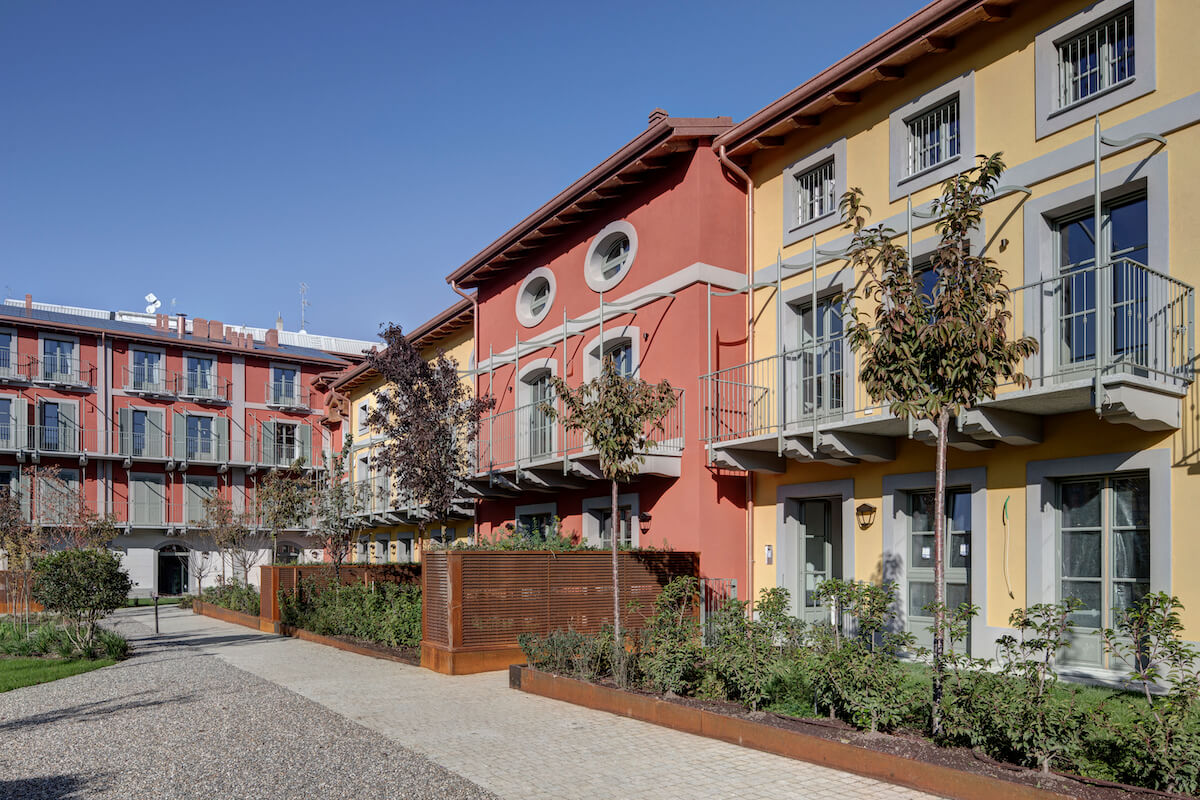 AmazingArchi's tweet photo. Forrest in Town opens its doors: a green residential village overlooking the Navigli is born from the former factory
read more: https://t.co/gnsn4viOCN
The new residential village created by the Building Group in the former Galbani factory in Milan has been opened. Inside, 89 residential units with private gardens and patios, 5 commercial spaces and fitness or recreational areas, 4,500 m2 of park and the first communal aeroponic garden.
#amazingarchitecture #ResidentialBuilding