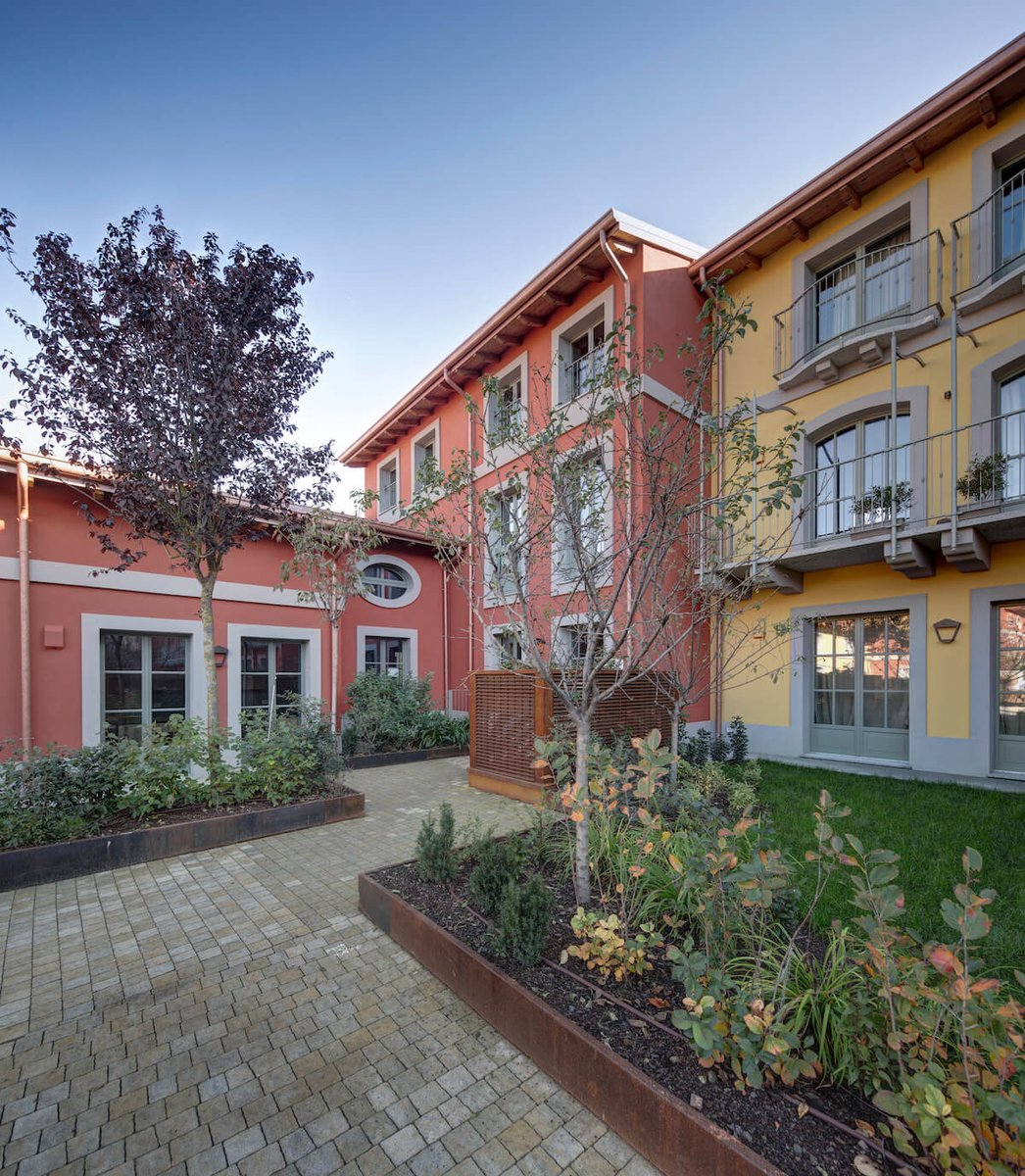 AmazingArchi's tweet photo. Forrest in Town opens its doors: a green residential village overlooking the Navigli is born from the former factory
read more: https://t.co/gnsn4viOCN
The new residential village created by the Building Group in the former Galbani factory in Milan has been opened. Inside, 89 residential units with private gardens and patios, 5 commercial spaces and fitness or recreational areas, 4,500 m2 of park and the first communal aeroponic garden.
#amazingarchitecture #ResidentialBuilding