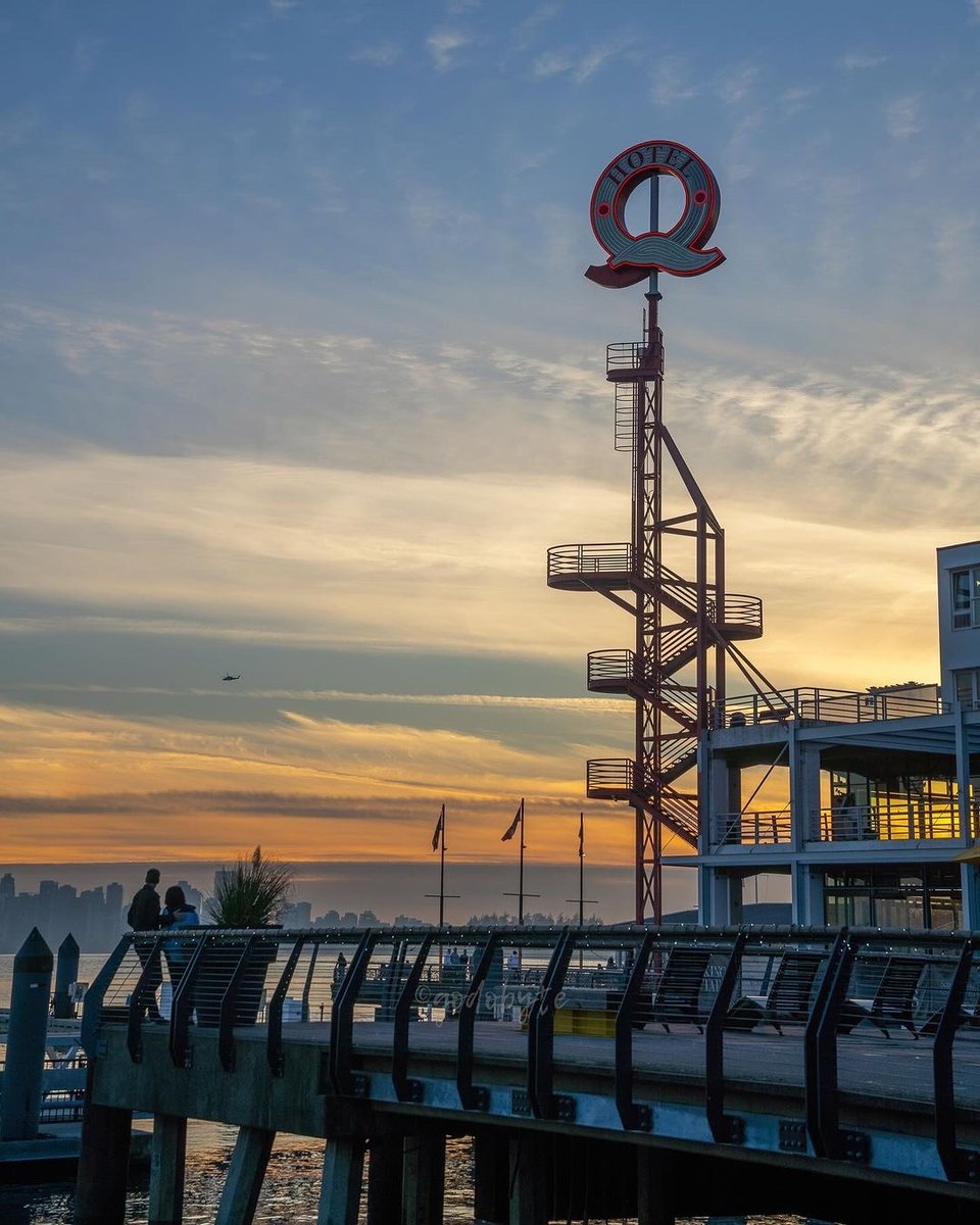 Nature's masterpiece at dusk. 🌅 ⁠ ⁠ 📸: @godobyte⁠ ⁠ ⁠⁠#ShipyardsDistrict #NorthVancouver