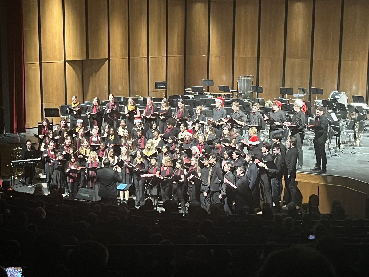suzysully77's tweet photo. Excellent evening at the CPN Band and CP Choir concert tonight! Way to go @CPRSS_BSD and @Neelin_BSD students! https://t.co/TaXDwZKLea