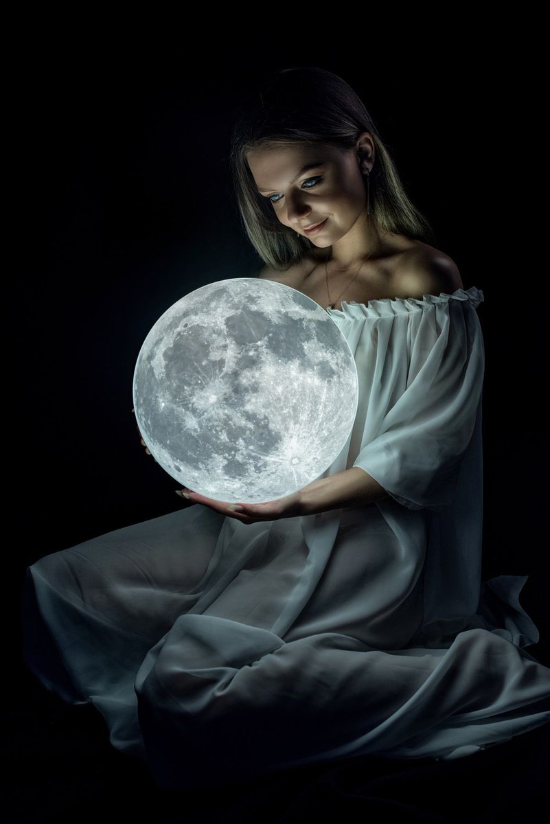 NegreteGutie's tweet photo. Deseo perderme en tu morada, belleza de luna llena  , sutil enamorada , con tu mirada de ángel llevo mis sueños  a ti,  despertar al lado del amor y al cerrar los ojos verte ahí 
Si es hechizo o no!!
 que el vasto silencio me arrulle , lejos de los reflejos de sol 
BUENA NOCHE https://t.co/wMOK9yx0f9