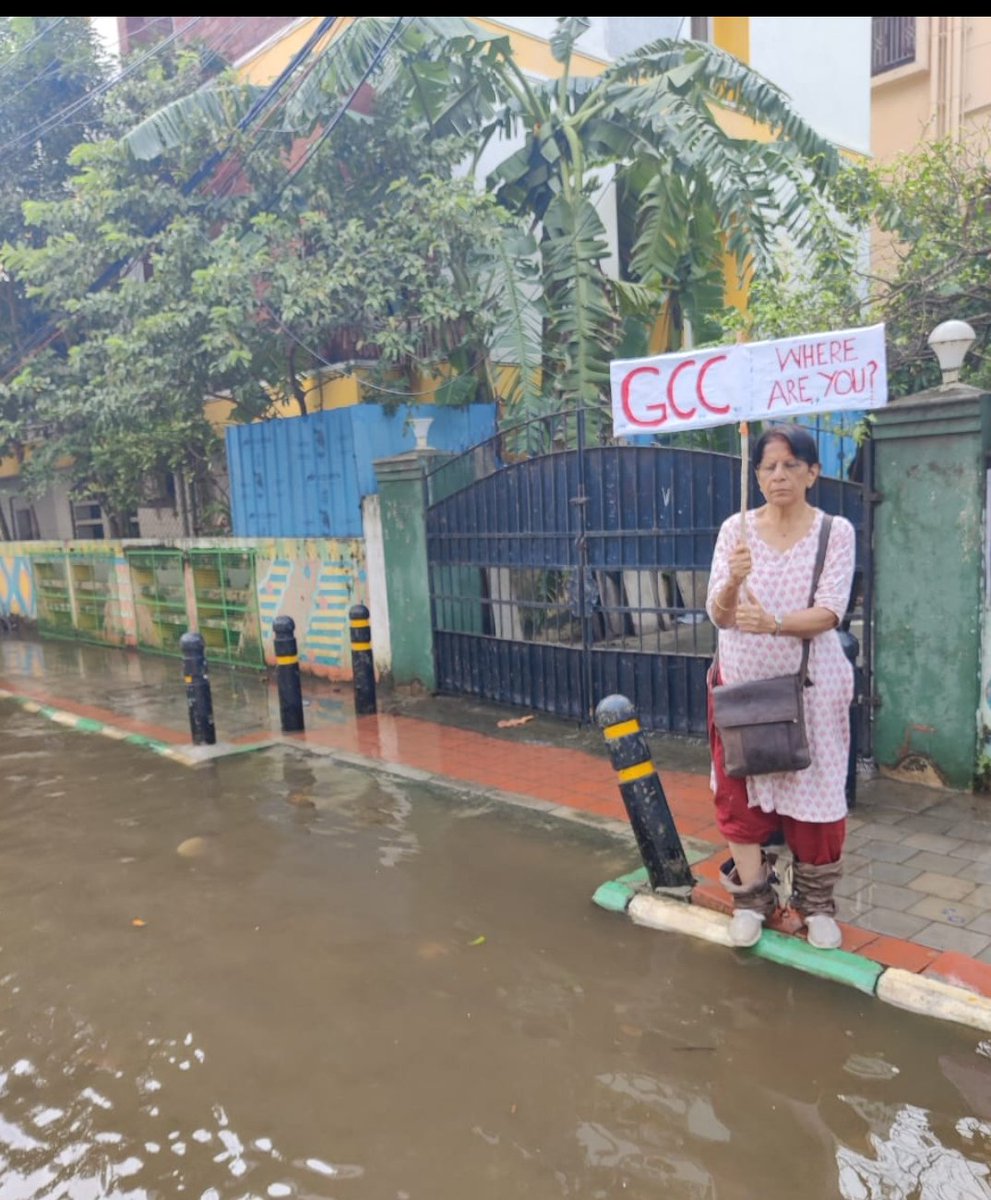 rangdesarada's tweet photo. @ChennaiTimesTOI @SonuSood @mkstalin @Udhaystalin @annamalai_k @chennaiweather #ChennaiFloods #ChennaiHC this is a senior citizen at Radhakrishnan Nagar, Thiruvanmiyur Chennai-41 ... 3 days of no power and water not receding!!! https://t.co/PyH6LPDJ56