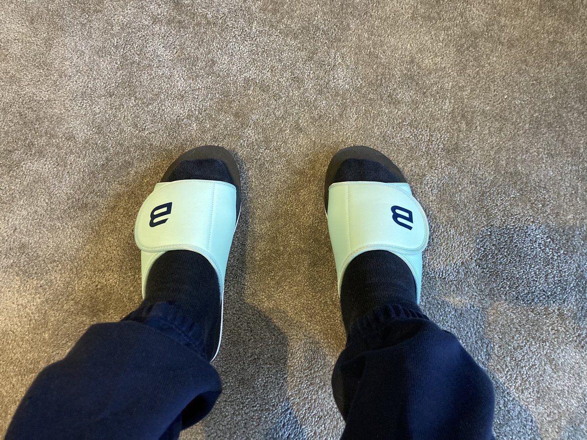 daonda69's tweet photo. ここ一週間ほど室内履きとして使用してますが、スキーの良いポジションにスッと乗れてます。
重心移動がスムーズにできるので、グライドの時間と距離も稼げています。
まだボンヤリとした感じですが、良い感覚ではあります🎵
ただ、サイズはXLだな。
#bodymetrix #ボディメトリクス https://t.co/v6akEnLJuW