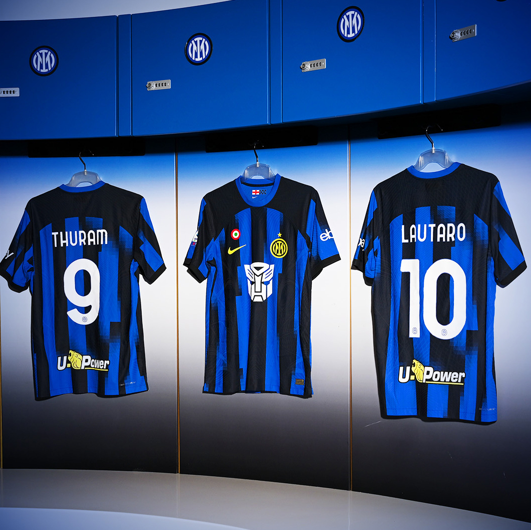 Inter_id's tweet photo. Inter dan @ParamountPlusIT mempersembahkan jersi kandang edisi terbatas yang didedikasikan untuk saga Transformers. Nerazzurri akan mengenakan seragam istimewa dengan logo saga ini pada laga #InterUdinese 🤝 👕

Jangan sampai terlewat 👇

#IMInter #TransformersIlRisveglio