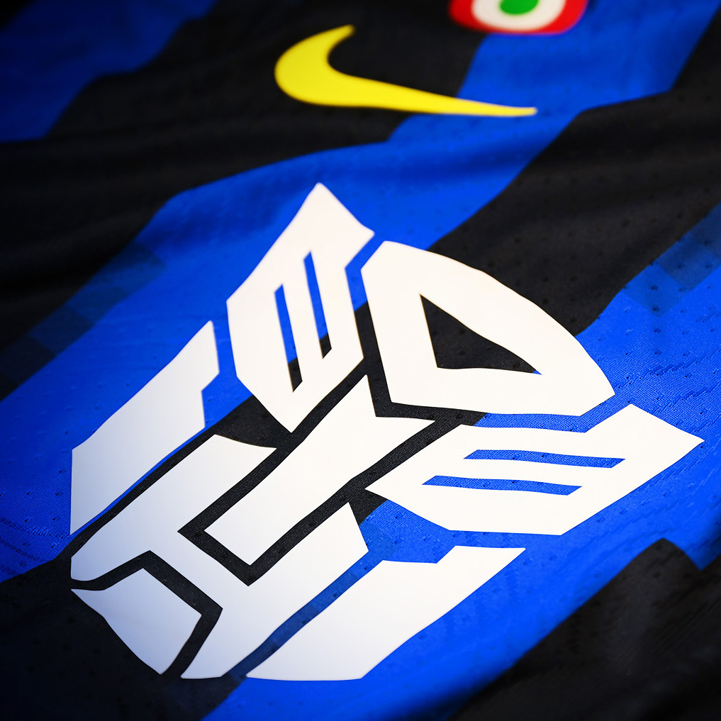 Inter_id's tweet photo. Inter dan @ParamountPlusIT mempersembahkan jersi kandang edisi terbatas yang didedikasikan untuk saga Transformers. Nerazzurri akan mengenakan seragam istimewa dengan logo saga ini pada laga #InterUdinese 🤝 👕

Jangan sampai terlewat 👇

#IMInter #TransformersIlRisveglio
