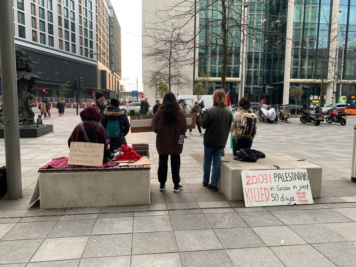 🚨HAPPENING NOW: Cardiff residents and peace campaigners are on a 24 hour solidarity fast in front of the UK Government building demanding a full and immediate ceasefire in Gaza. ‼️🇵🇸People attempting the fast already haven't eaten or drank water in the last 16 hours now.