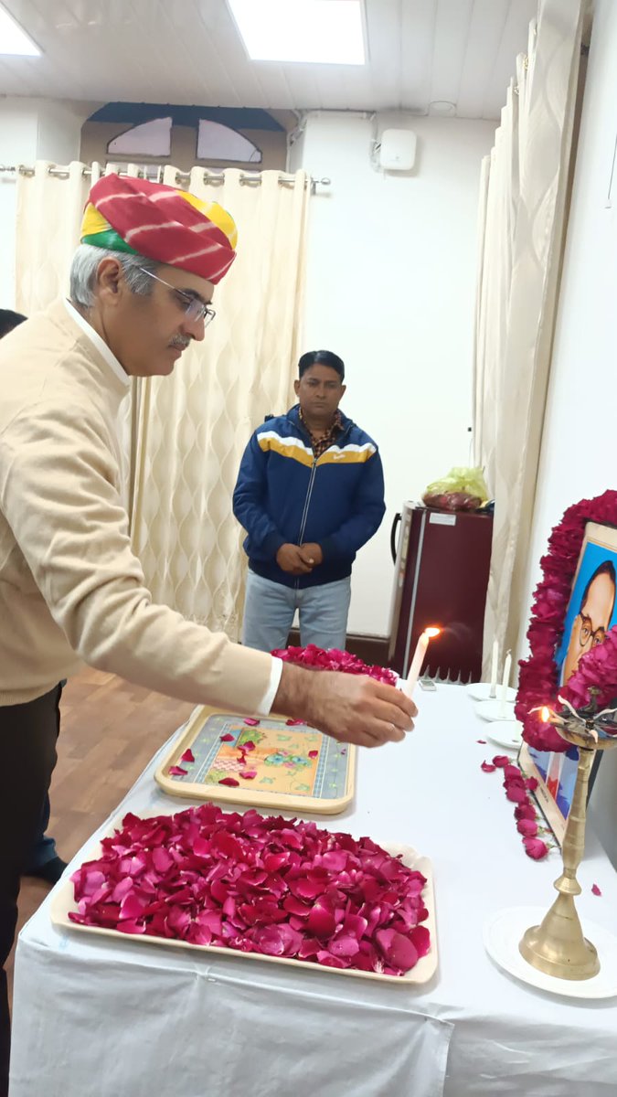 DrmAjmer's tweet photo. मंडल रेल प्रबंधक कार्यालय की सभा कक्ष में भारत रत्न डॉ. भीमराव अंबेडकर साहब के महापरिनिर्वाण दिवस पर मंडल रेल प्रबंधक श्री राजीव धनखड़ सहित अन्य अधिकारियों ने श्रद्धांजलि अर्पित की। https://t.co/F4FOq1CD0U