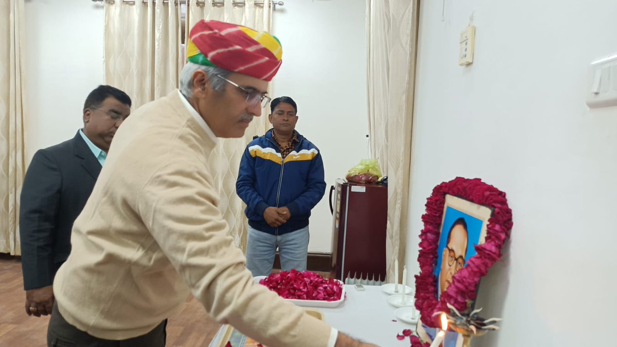 DrmAjmer's tweet photo. मंडल रेल प्रबंधक कार्यालय की सभा कक्ष में भारत रत्न डॉ. भीमराव अंबेडकर साहब के महापरिनिर्वाण दिवस पर मंडल रेल प्रबंधक श्री राजीव धनखड़ सहित अन्य अधिकारियों ने श्रद्धांजलि अर्पित की। https://t.co/F4FOq1CD0U
