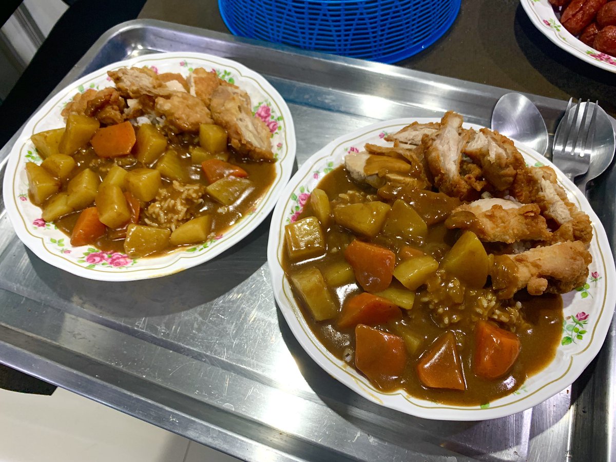 FewSoSAD's tweet photo. ทำแกงก��หรี่กินกันเถอะ ทำง่าย อร่อยด้วย ใช้แกงกะหรี่ก้อน ต้องเลือกเป็นตัว Extra hot นะ รสชาติเข้มข้น หอม เผ็ดถึงใจ 
#feelบอกต่อ #curry #แกงกะหรี่ #japanesefood 

👍🏻 เครื่องแกงกะหรี่ก้อน Golden Curry (Extra Hot)
🧡 พิกัด Shopee : https://t.co/iRK05IM60S https://t.co/sNxTyiIEL1