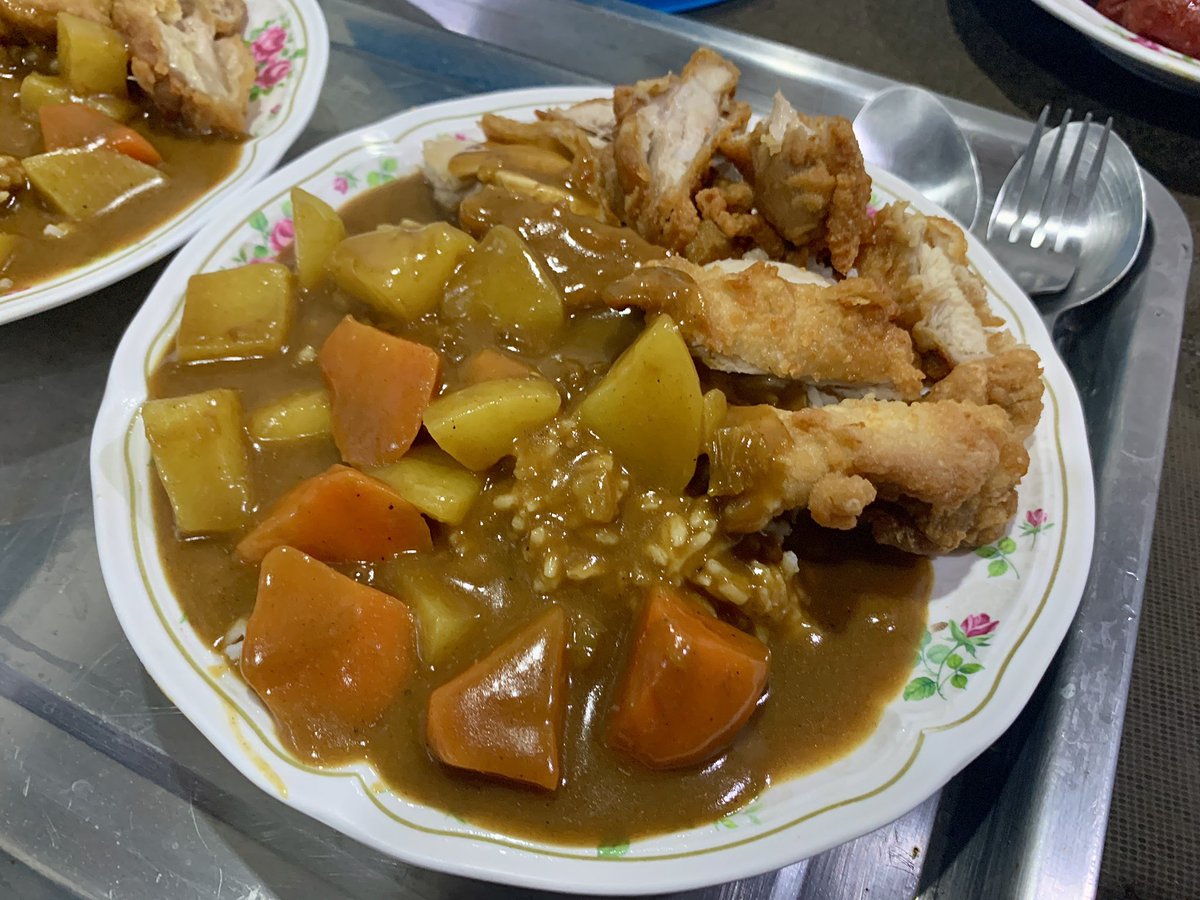 FewSoSAD's tweet photo. ทำแกงก��หรี่กินกันเถอะ ทำง่าย อร่อยด้วย ใช้แกงกะหรี่ก้อน ต้องเลือกเป็นตัว Extra hot นะ รสชาติเข้มข้น หอม เผ็ดถึงใจ 
#feelบอกต่อ #curry #แกงกะหรี่ #japanesefood 

👍🏻 เครื่องแกงกะหรี่ก้อน Golden Curry (Extra Hot)
🧡 พิกัด Shopee : https://t.co/iRK05IM60S https://t.co/sNxTyiIEL1