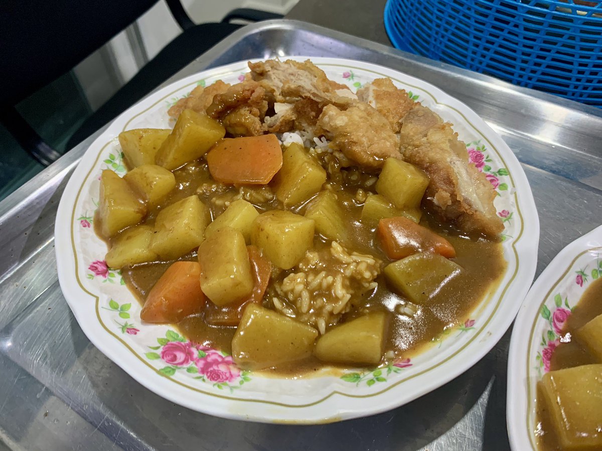 FewSoSAD's tweet photo. ทำแกงก��หรี่กินกันเถอะ ทำง่าย อร่อยด้วย ใช้แกงกะหรี่ก้อน ต้องเลือกเป็นตัว Extra hot นะ รสชาติเข้มข้น หอม เผ็ดถึงใจ 
#feelบอกต่อ #curry #แกงกะหรี่ #japanesefood 

👍🏻 เครื่องแกงกะหรี่ก้อน Golden Curry (Extra Hot)
🧡 พิกัด Shopee : https://t.co/iRK05IM60S https://t.co/sNxTyiIEL1