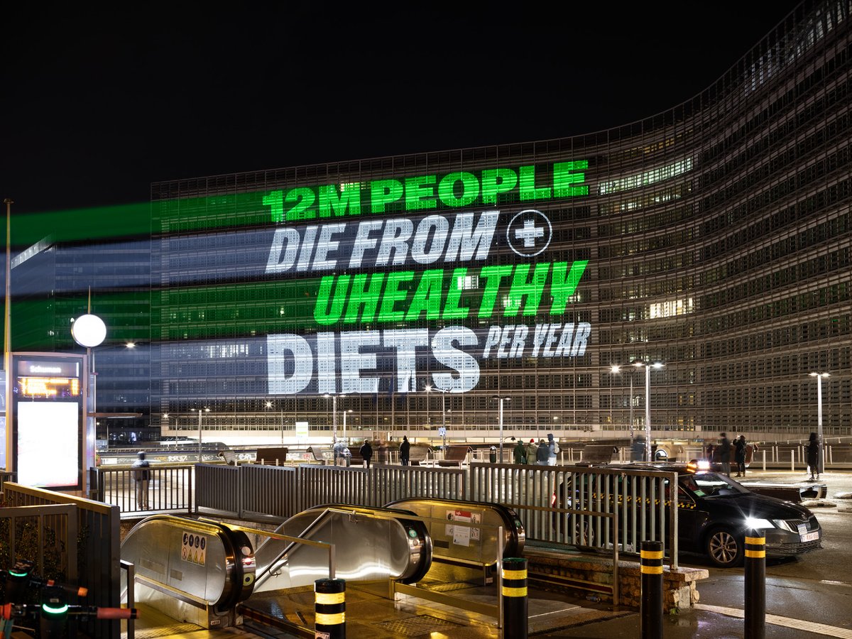 Our messages on the #Berlaymont were clear reminders that we're still waiting for:

🟢 A Sustainable Food Systems Law #SFSLaw
🟢 A full revision of the #AnimalWelfare rules

🇪🇺📢 Europeans care about this, Europe was promised it, and Europe needs it!

PR👉 eeb.org/bright-lights-…
