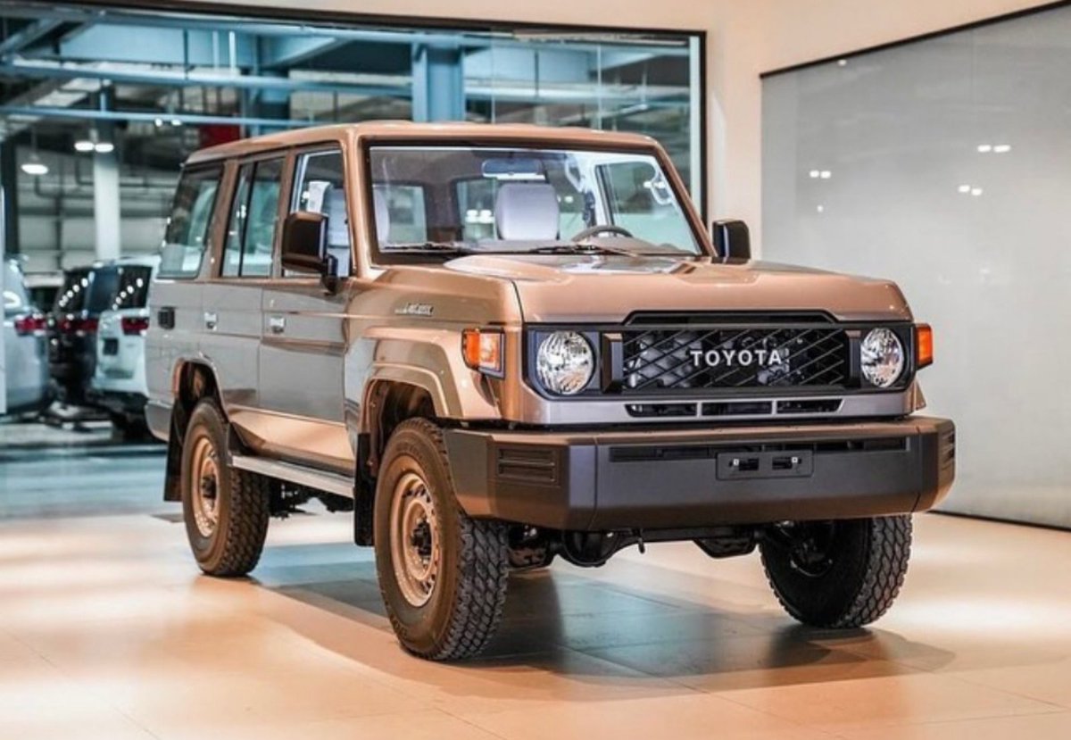 ToyotaMN's tweet photo. Жинхэнэ аялагч нарт тохирох GD2.8 хөдөлгүүртэй, 6AT хурдны хайрцагтай, шинэчлэгдсэн LC70 сери удахгүй Монголд.
#ToyotaMongolia
Албан ёсны дилер:
⛩️Тоёота Таван Богд
⛩️Тоёота Мөнххада
⛩️Тоёота Топ Моторс

Сурталчилгааны зураг нь борлуулагдаж буй загвараас өөр байж болно. https://t.co/PCgZRfa4t1