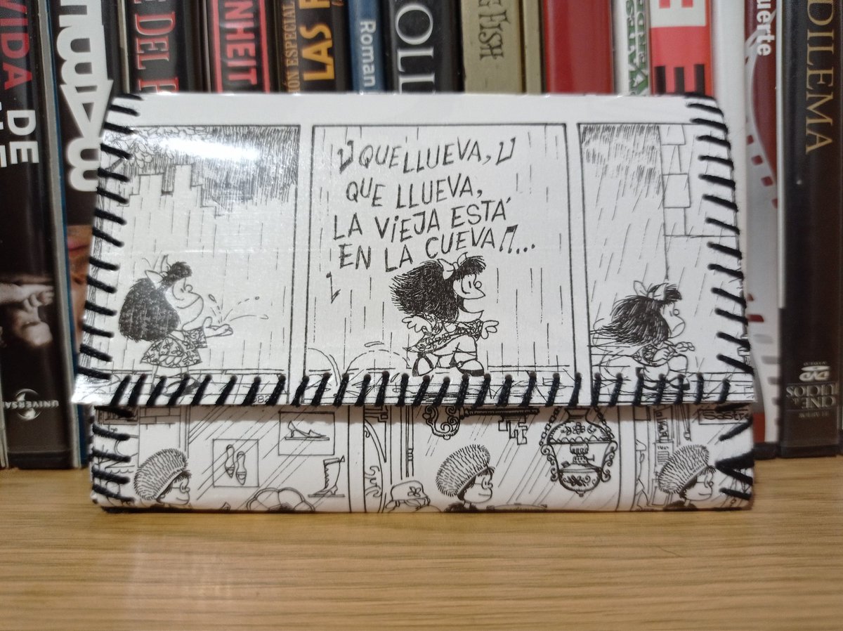 veganibalecter's tweet photo. Hola. Os enseño las carteras de Mafalda que tengo a la venta. Son a 15€ con envío incluido y llevan una pulsera de regalo. Me ayudáis un montón compartiendo https://t.co/UqmlKwMl7j