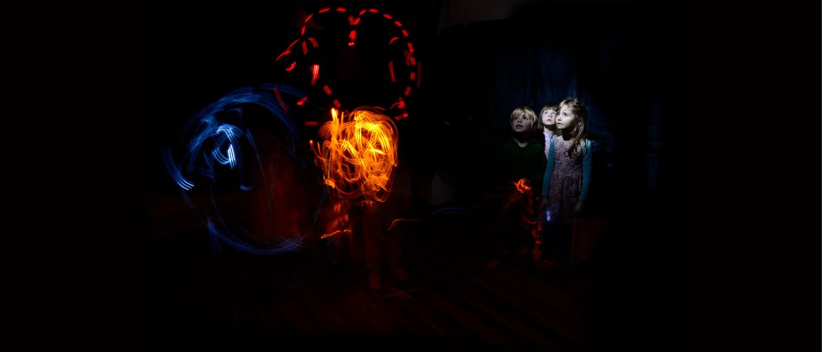 BPhotVub's tweet photo. 🧑‍🔬 Over 1300 youngsters discovered #photonics at @dagvdwetenschap in Brussels! During the Science Festival, young people &amp; their parents came to discover our experiments such as the IR camera, light painting, polarization art and a disappearing act!🪄

➡️ https://t.co/DYYoMZwpHB https://t.co/udB3K39jcS