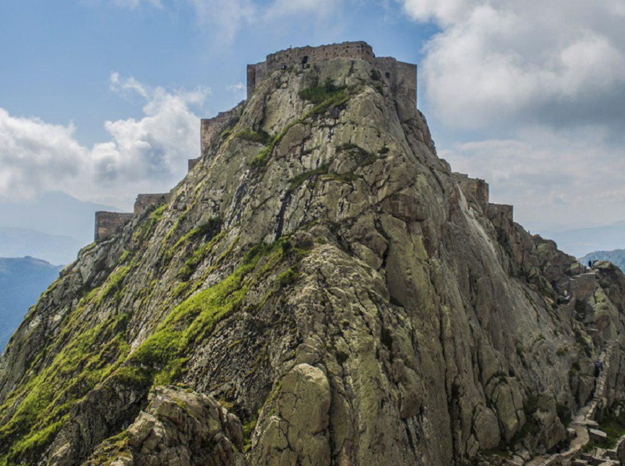 IraninMi's tweet photo. Castello di Babak, abbarbicato a 2600 mt slm, nelle vicinanze di #Kaleybar, regione #Azerbajan_Orientale. #Iran #Turismo https://t.co/XrL2V4UZcB