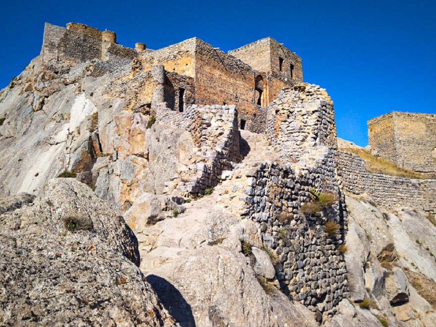 IraninMi's tweet photo. Castello di Babak, abbarbicato a 2600 mt slm, nelle vicinanze di #Kaleybar, regione #Azerbajan_Orientale. #Iran #Turismo https://t.co/XrL2V4UZcB