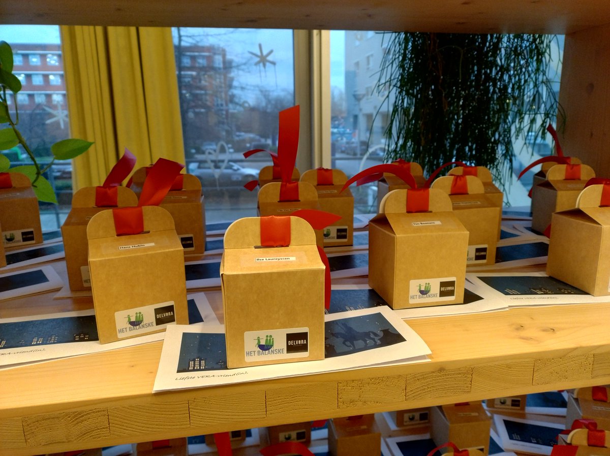 Hoor wie klopt daar, IT’ers? Ook bij #VERA kwam de goede Sint vanochtend langs 🤩 Hij beloonde al het harde werk van onze collega’s met wat lekkers en een persoonlijk briefje getypt op zijn laptop! 🎁 #DatGaatSmaken #OokSinterklaasGaatDigitaal