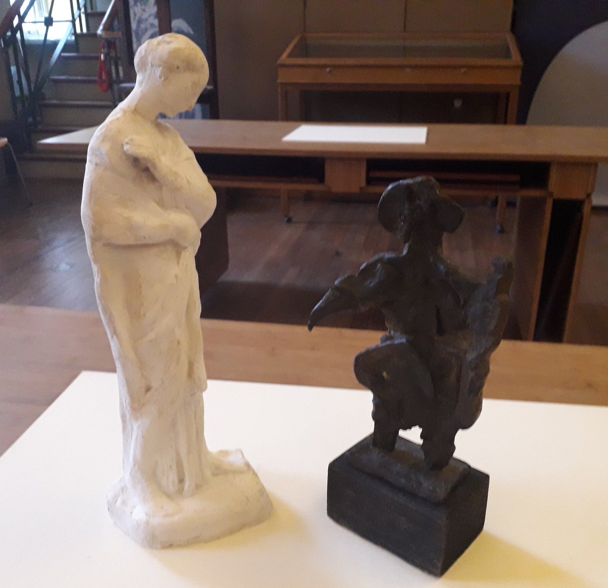 lucywaitt1's tweet photo. Alfred Stevens and Peter King in conversation this morning @UCLArtMuseum

#sculpture #Sladeartists #museum #objectbasedlearning https://t.co/yQyLd64wbq