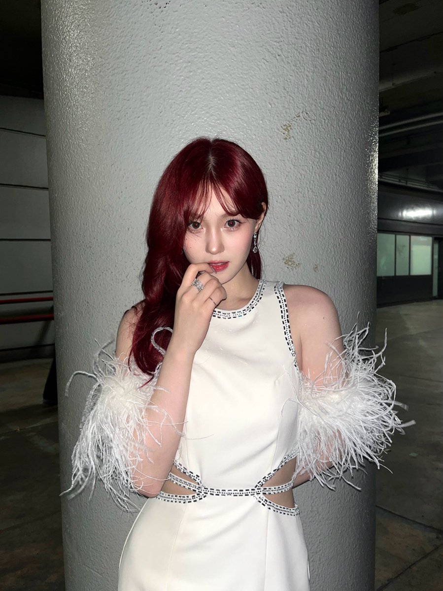 chaehyume's tweet photo. One stop, one stare at the red haired girl (and you’ll never back away!). https://t.co/C9iXFL4PMV