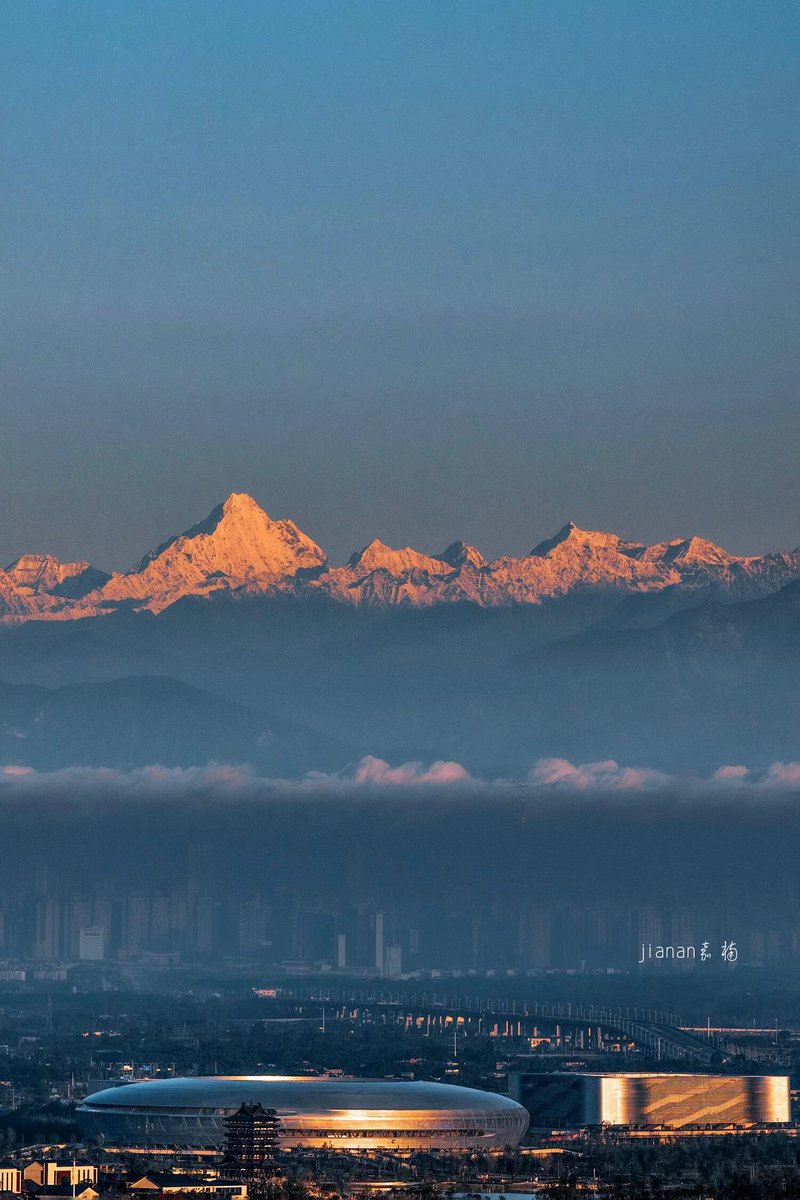 Enjoying breathtaking views of the snow-capped mountains and the main venue of the #Chengdu2021 #FISUGames in glorious sunshine! 🏔️☀️ 📸嘉楠 #Chengdu #FISU #MountainView #amazingnature #photooftheday