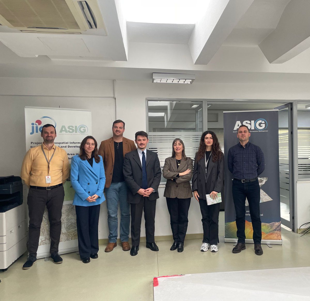 ITUEurope's tweet photo. 🤝@ITUEurope continues the hybrid mission to Tirana 🇦🇱 with a bilateral meeting with a#ASIG to advance work on #broadband #mappingsystems in Albania 🇦🇱
📢Advancing on the implementation of the @ITU Regional Initiatives for #Europe
#Connectivity @ITUDevelopment https://t.co/gDpnAkeFse