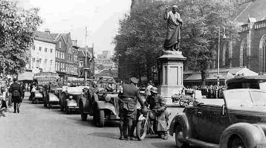 KJvanWijk's tweet photo. Toen &amp; nu #Haarlem 1940
#FallGelb

Duitse troepen trekken over de Grote Markt, mei 1940. https://t.co/dlxaal0Euh